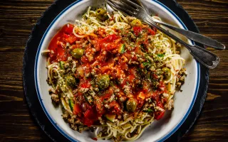 Spaghetti z suszonymi pomidorami i oliwkami