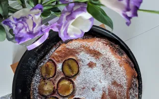 Dutch Baby czyli pieczony naleśnik ze śliwkami
