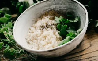 Jak ugotować ryż bez torebki? Jak ugotować ryż na sypko, na mleku, do sushi? Przepisy