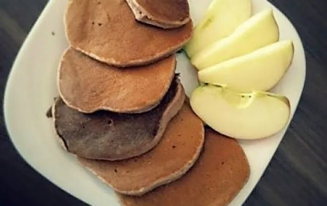 Kakaowe placki z bananem i orzechami