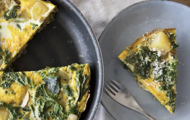 Frittata z szynką, fetą i szpinakiem