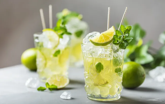 Mojito z herbaty? Przepisy na najlepszy orzeźwiający napój bez alkoholu lub z rumem