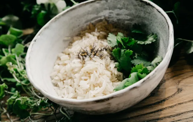 Jak ugotować ryż bez torebki? Jak ugotować ryż na sypko, na mleku, do sushi? Przepisy