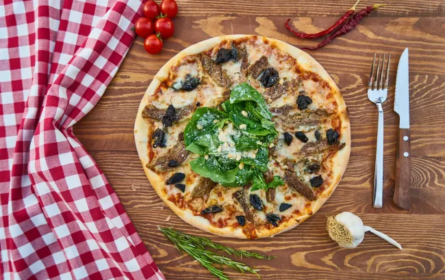 Jaka mąka do pizzy? Typ 00 - czym zastąpić? Jakie mąki bezglutenowe na pizzę?