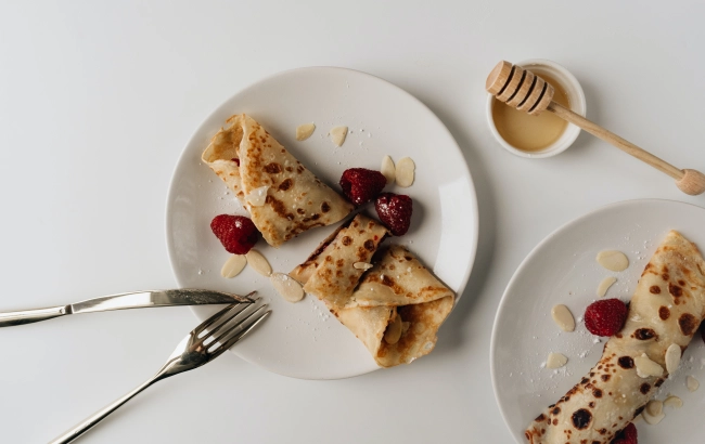 Jak zrobić naleśniki idealne? Przepisy na naleśniki tradycyjne, bez mleka, jajek, mąki