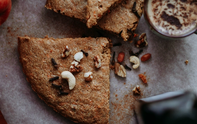 Ciasto marchewkowe - przepis na klasyczne, wegańskie i bezglutenowe ciasto z marchewką