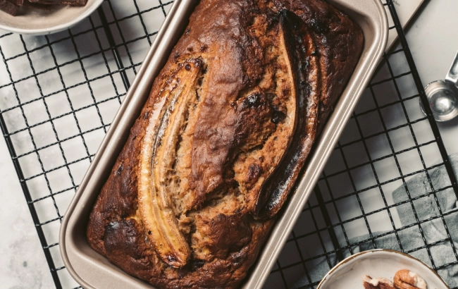 Jak zrobić chleb bananowy? Przepis na banana bread w wersji klasycznej, wegańskiej i fit