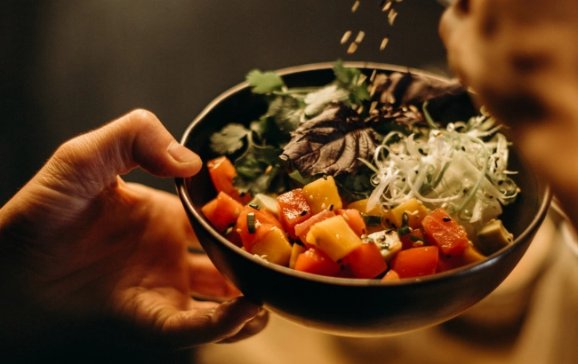 Buddha bowl - przepisy na zdrowe dania. Buddha bowl z kurczakiem, łososiem, tofu