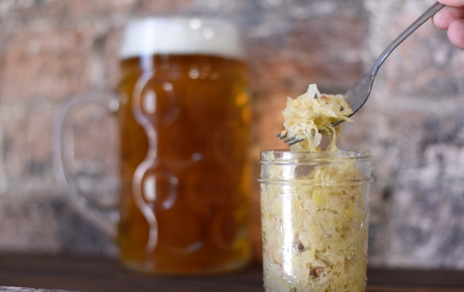 Jak zrobić bigos? Krok po kroku: Przepis na bigos z kiszonej kapusty i ze słodkiej kapusty