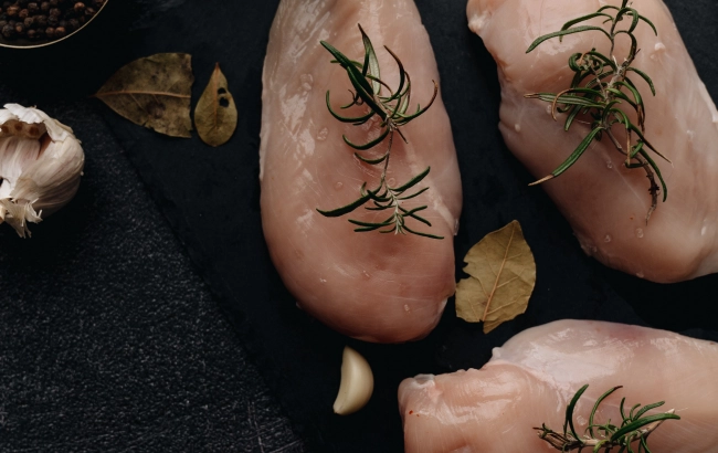 Jak rozmrozić mięso szybko i bezpiecznie? Czy można używać mikrofali lub piekarnika? Jak rozmrozić mielone?