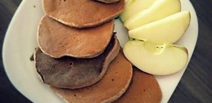 Kakaowe placki z bananem i orzechami