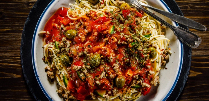 Spaghetti z suszonymi pomidorami i oliwkami