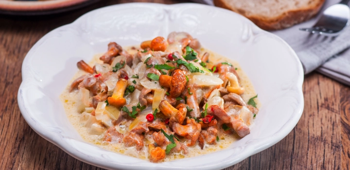 Kurczak w sosie kurkowym z boczkiem