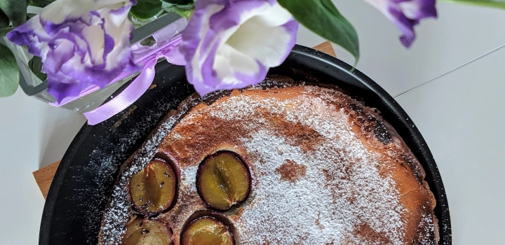 Dutch Baby czyli pieczony naleśnik ze śliwkami