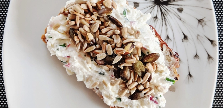 Twarożek z warzywami i prażonym słonecznikiem