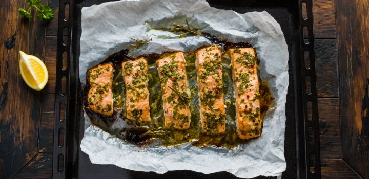 Łosoś grillowany z czosnkiem niedźwiedzim