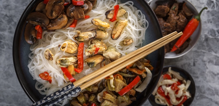 Makaron ryżowy z warzywami i kurczakiem