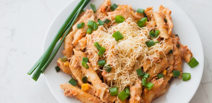 Aromatyczny makaron z tuńczykiem i kukurydzą