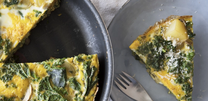 Frittata z szynką, fetą i szpinakiem