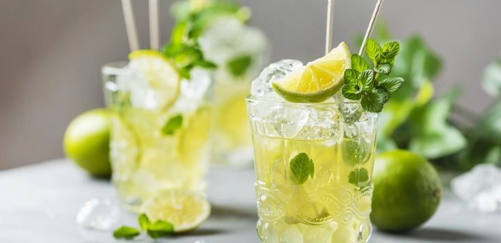 Mojito z herbaty? Przepisy na najlepszy orzeźwiający napój bez alkoholu lub z rumem
