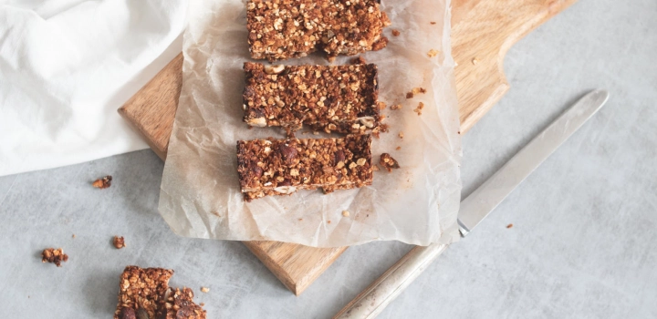Zdrowe batony energetyczne na rower, wędrówkę w górach i spacer po lesie. Sprawdź przepisy
