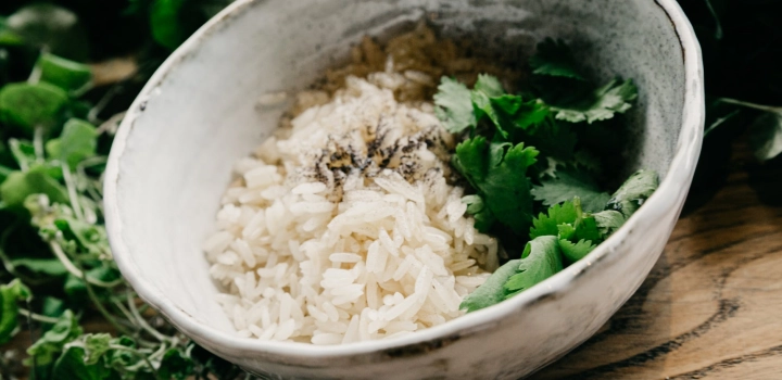 Jak ugotować ryż bez torebki? Jak ugotować ryż na sypko, na mleku, do sushi? Przepisy