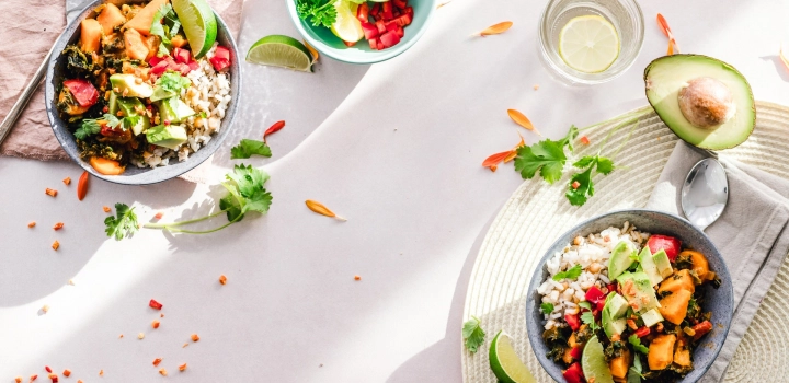 Ryż z warzywami - przepisy wege, z kurczakiem i na ryż z warzywami gotowany w bulionie