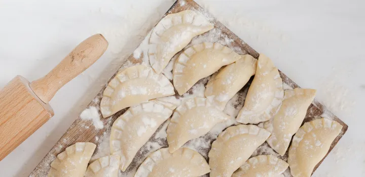 Jaka mąka do pierogów? Przepis na idealne ciasto na pierogi bezglutenowe i tradycyjne