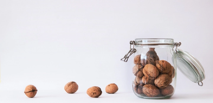 Alergia na orzechy. Włoskie, laskowe, ziemne - które najsilniej uczulają? Jak zniwelować ich działanie?
