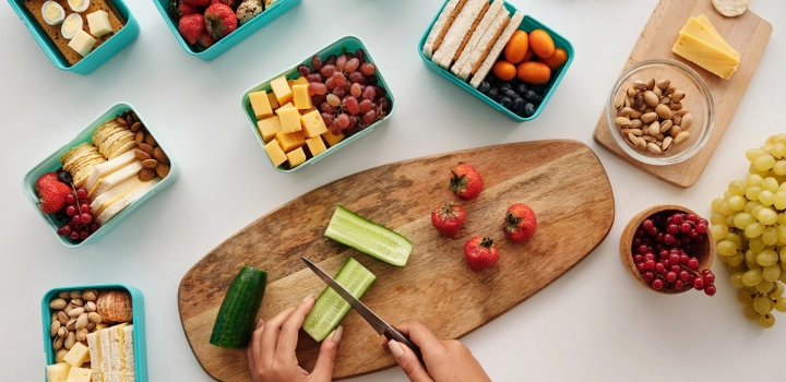 Śniadanie do szkoły. Zdrowe, słodkie, z owocami, warzywami, bez chleba. Co dać dziecku do szkoły?