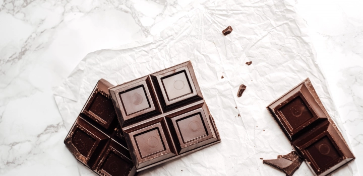 Jak zrobić czekoladę? Domowa wegańska czekolada z kakao, bez mleka w proszku, z dodatkami - przepisy