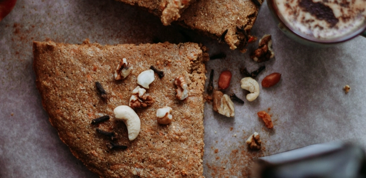 Ciasto marchewkowe - przepis na klasyczne, wegańskie i bezglutenowe ciasto z marchewką