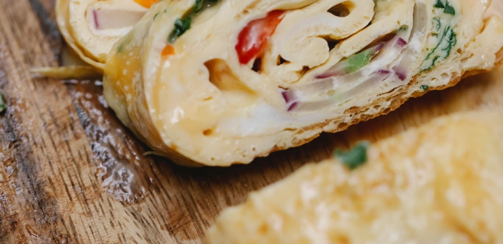 Jak zrobić omlet? Prosty przepis na omlet klasyczny oraz z dodatkami wytrawnymi lub na słodko