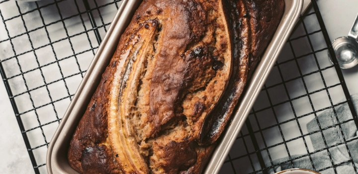 Jak zrobić chleb bananowy? Przepis na banana bread w wersji klasycznej, wegańskiej i fit