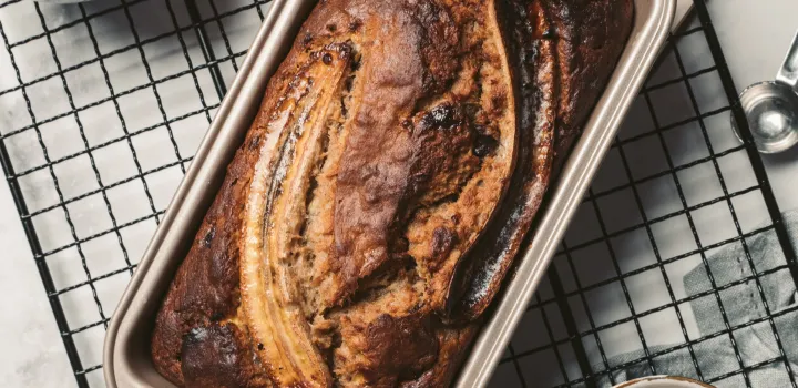 Jak zrobić chleb bananowy? Przepis na banana bread w wersji klasycznej, wegańskiej i fit