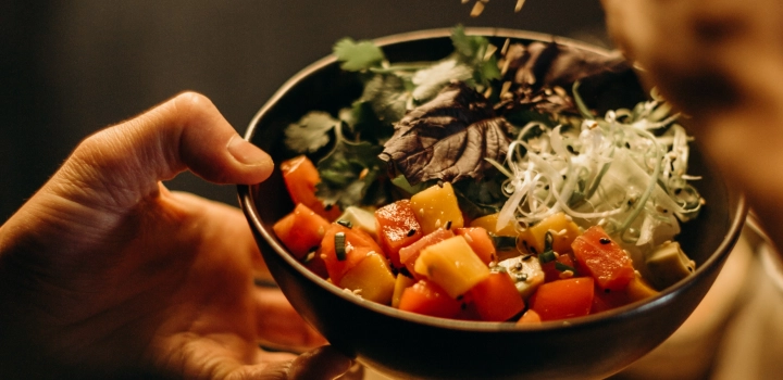 Buddha bowl - przepisy na zdrowe dania. Buddha bowl z kurczakiem, łososiem, tofu
