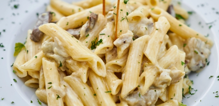 Pomysł na obiad z makaronem i kurczakiem. Przepisy na proste i smaczne dania