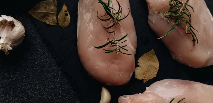 Jak rozmrozić mięso szybko i bezpiecznie? Czy można używać mikrofali lub piekarnika? Jak rozmrozić mielone?