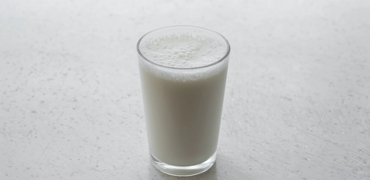 Maślanka - skład, właściwości. Jak zrobić domową maślankę? Przepis