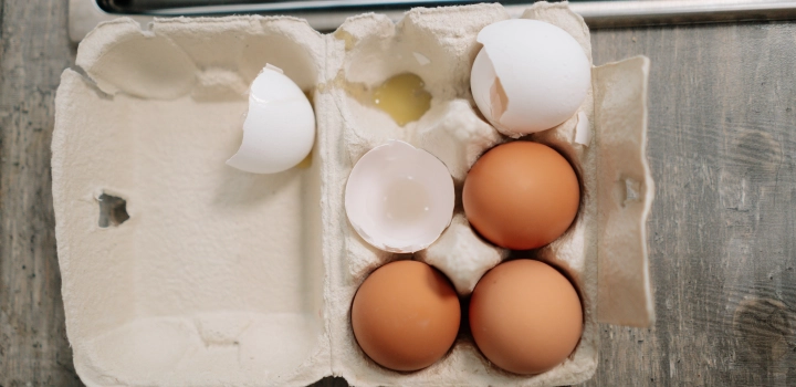 Oznaczenia jajek a ich pochodzenie. Jak przechowywać jaja i jak sprawdzić, czy jajko jest świeże? Jak długo gotować na miękko i na twardo?