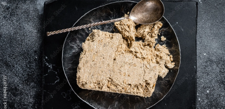 Chałwa - skąd pochodzi i co w niej jest? Rodzaje chałwy i przepis na domową chałwę bez konserwantów